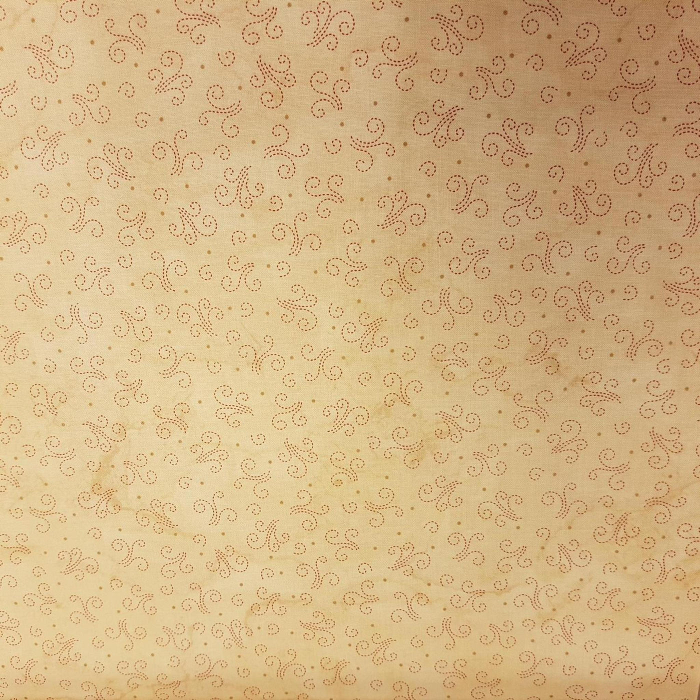 Beige med rødt mønster